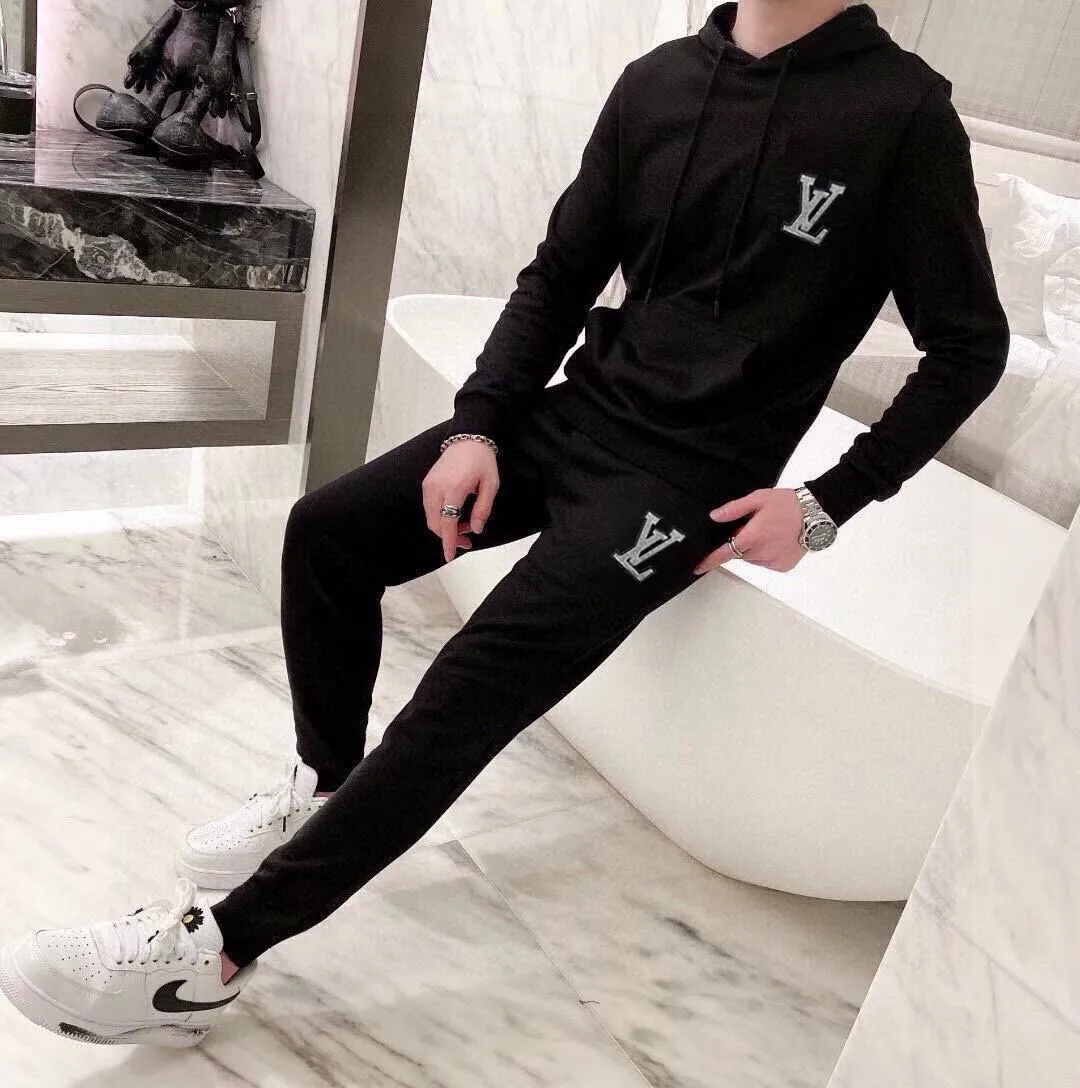 🅿️400 direct batch [LV Louis Vuitton] (Fat Man Gospel) hot-selling suit is coming. Focus on the original version of the official website. 2025 new hot-selling cardigan sweater suit. The original order is the best. 🇭🇰The meticulous work of top designers. Just for a fitting and perfect upper body effect. 100% natural high-quality Roman cotton, close-fitting comfort, noble and elegant! Original hardware embodies elegance and nobility! Counter size: M-5XL (maximum wear up to 220 pounds)
